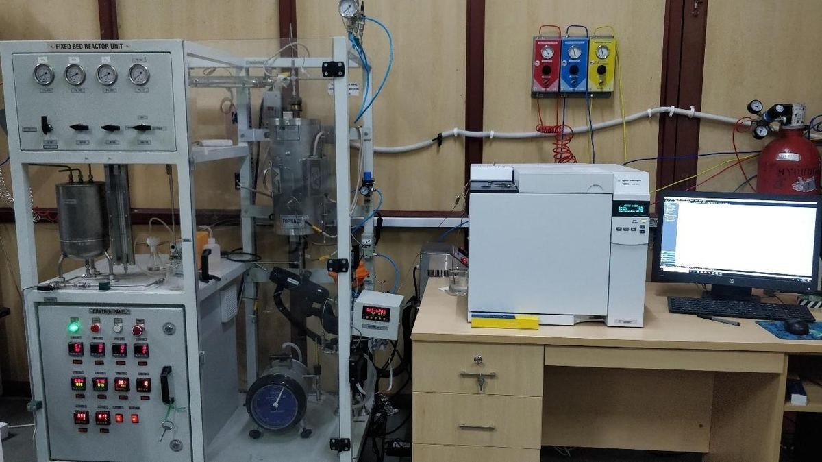 Fixed-bed reactor unit and gas chromatograph used for catalyst screening